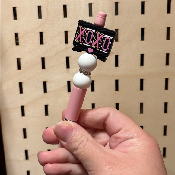 Handcrafted xoxo banner beaded pen - Picture 2 of 3